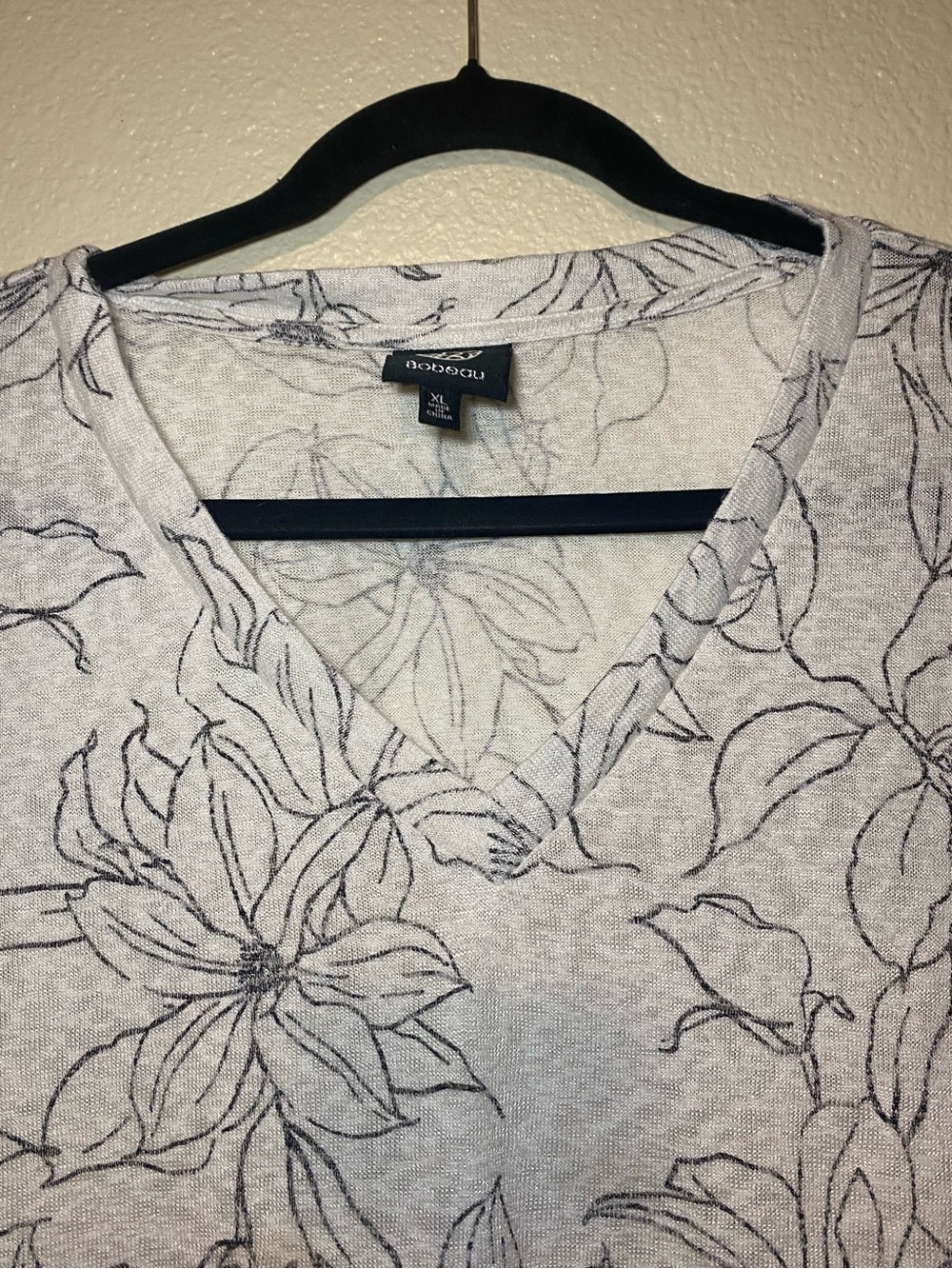bobeau Light Gray Floral V-Neck Short Sleeve Tunic - Picture 4 of 11